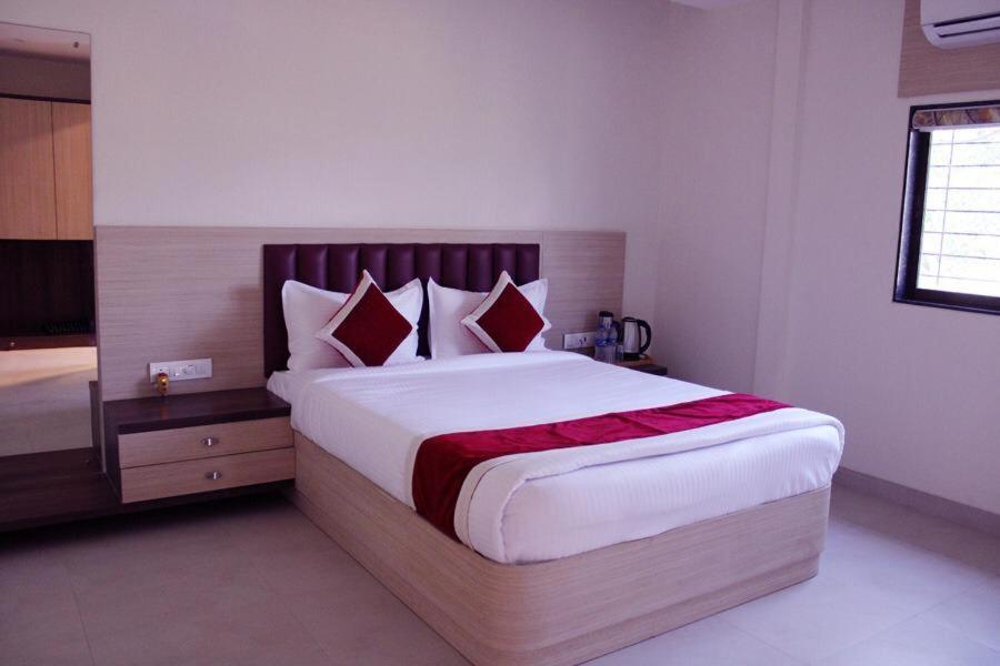 Hotel Saineel Mumbai Exteriör bild